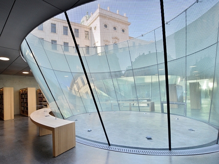 Blick vom unterirdischen BesucherInnenzentrum des neuen Joanneumsviertels auf das Gebäude der Landesbibliothek durch Glaskuppel